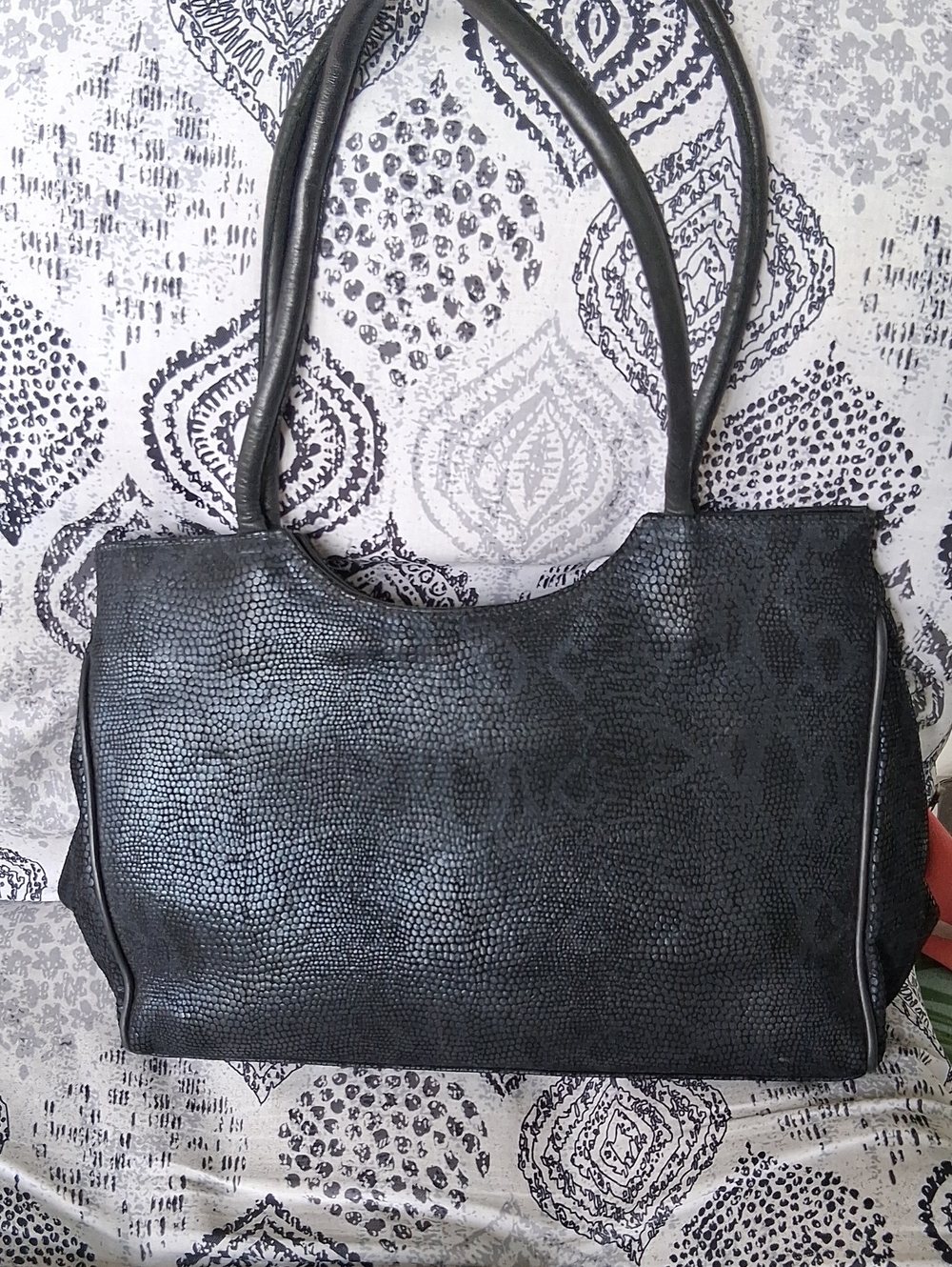 Elegant Black Leather Textured Shoulder Bag - Due Fratelli Canada
